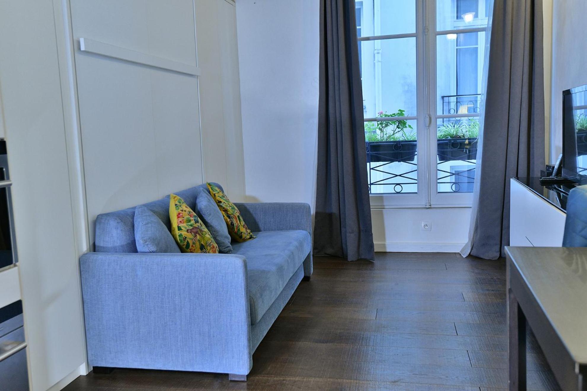 Romantic In Center Of Apartment *