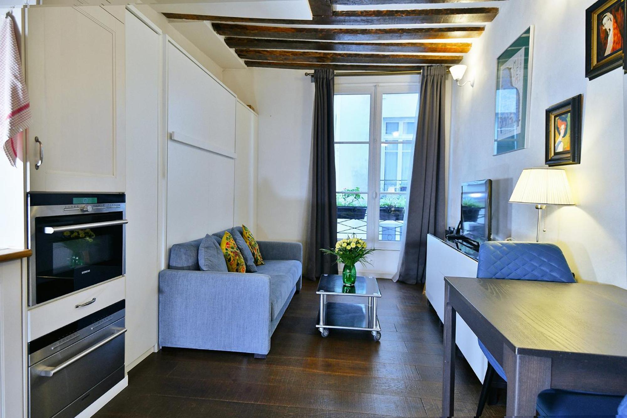 Romantic In Center Of Apartment *